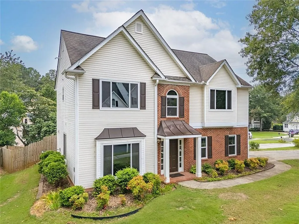 4 bed, 2.5 bath, 2570 sqft, $3,000 — Photo 2