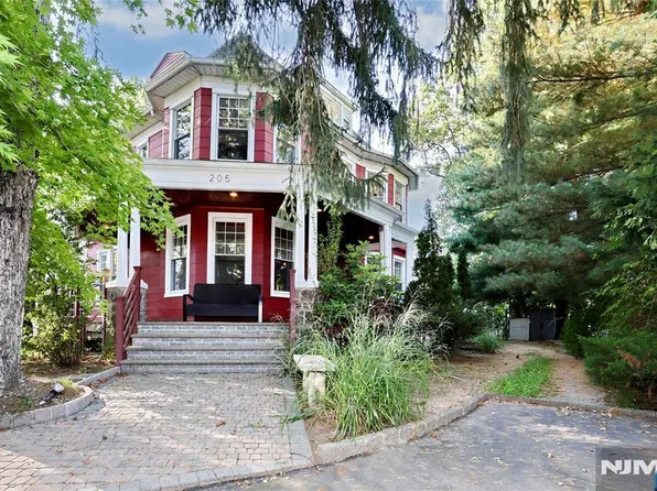 205 Grand Avenue, Leonia, NJ 07605
