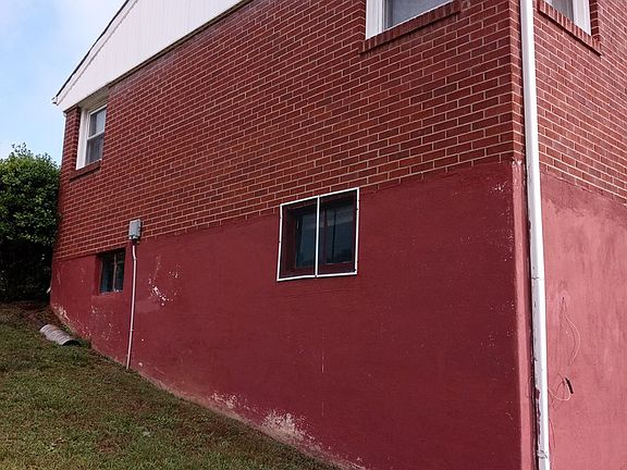 2nd image of 225 Park Ln