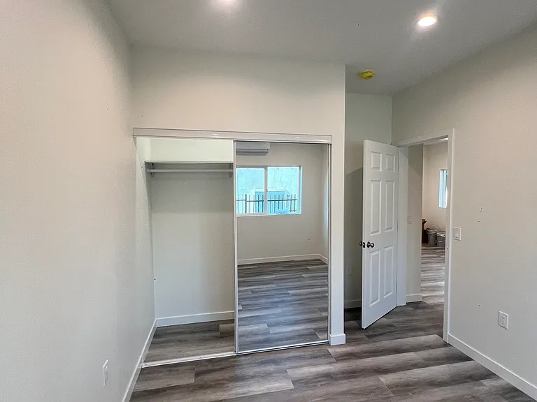 11616 Hamlin St — Photo 11