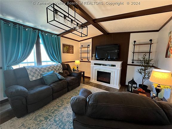 5th image of 796 Essex Dr