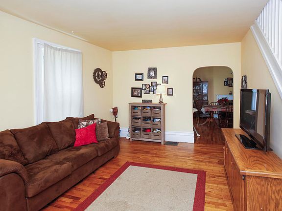 3rd image of 615 Oak St