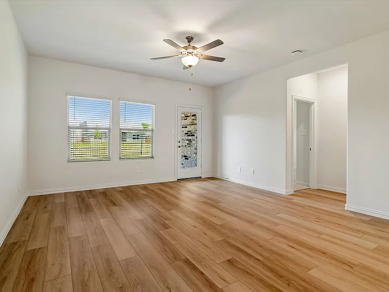 1404 Bridgestone Dr — Photo 5