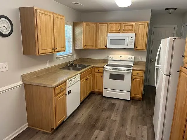 3 bed, 2.5 bath, 1300 sqft, $1,895 — Photo 3