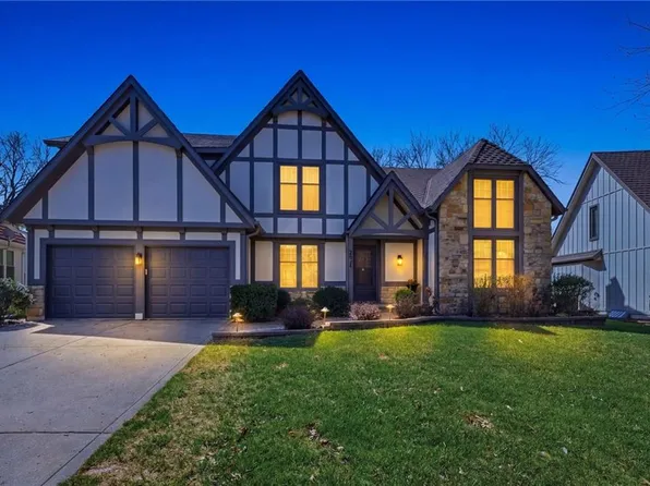 205 NE Shoreview Dr, Lees Summit, MO 64064