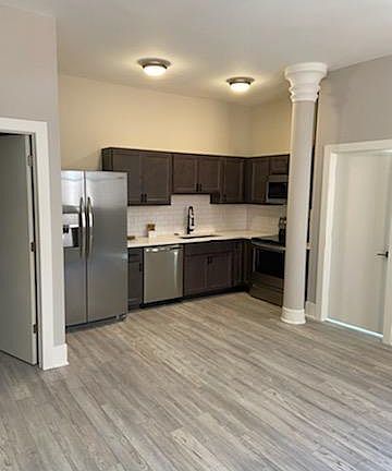2nd image of 2843 Franklin Blvd #D