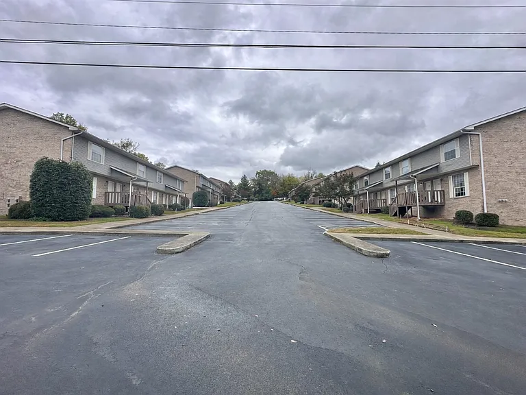 Lakeland Hills Apartment Homes — Photo 9