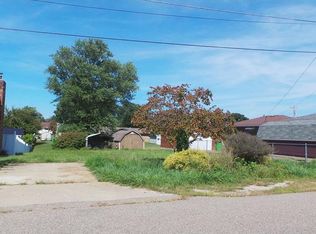 710 3rd St, Belpre, OH 45714