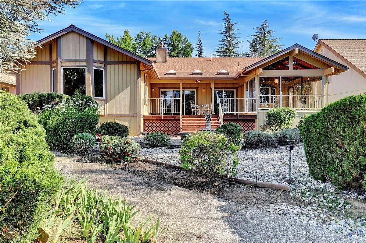 18114 Lake Forest Dr photo 1