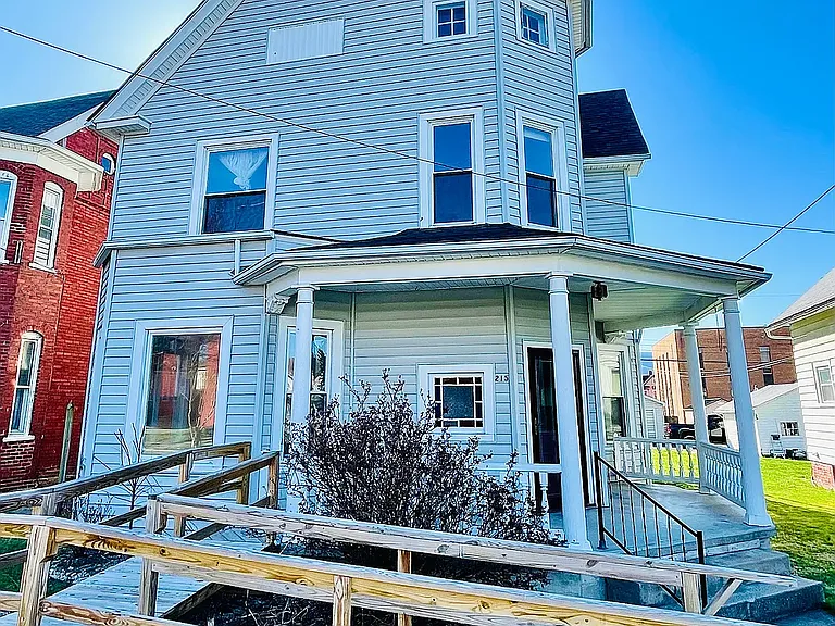 215 E Prospect St — Photo 2