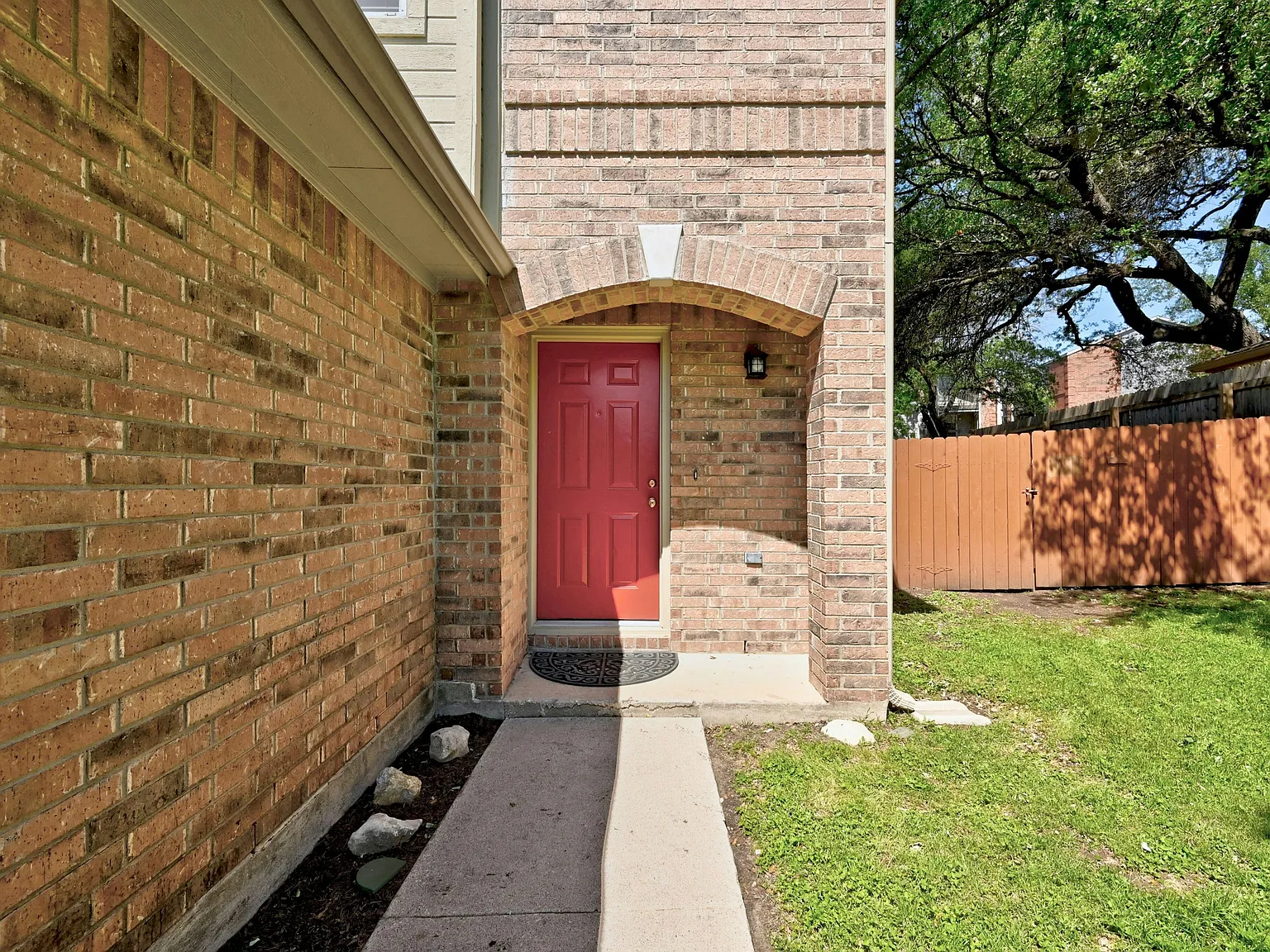 2 bed, 2.5 bath, 1400 sqft, $1,695 — Photo 2