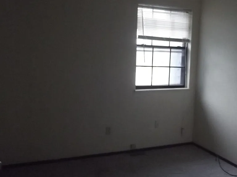 186 Liberty Dr — Photo 2