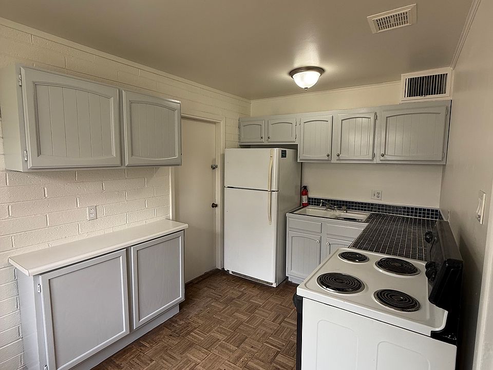 2nd image of 512 W 15th St