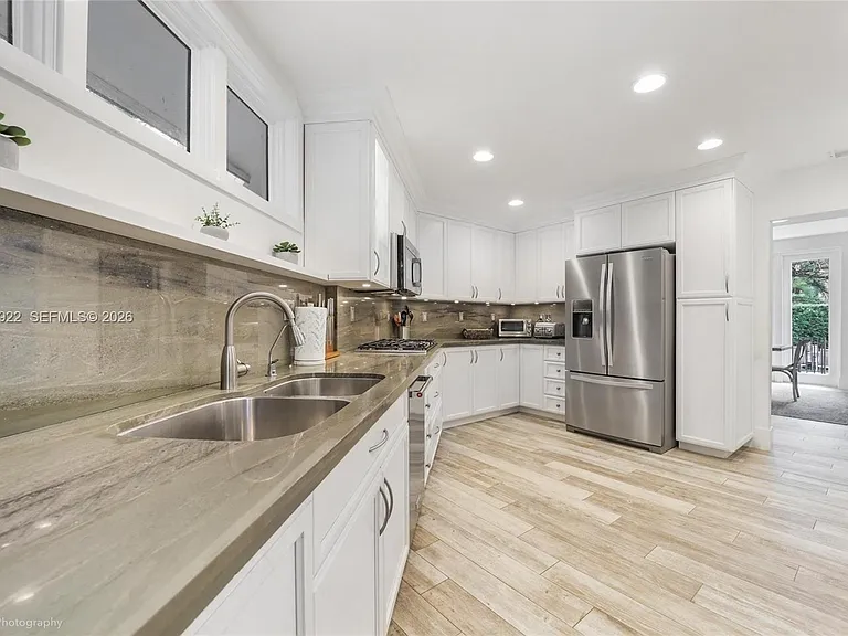 2449 S Bayshore Dr — Photo 8