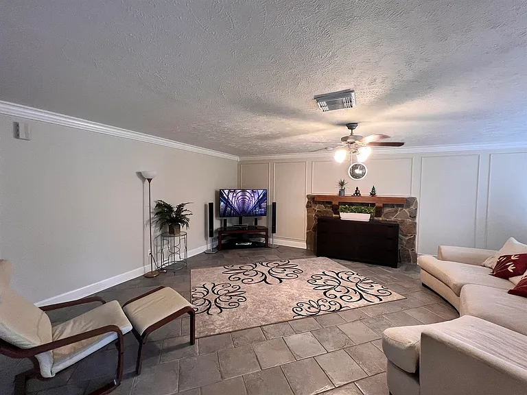 2104 Bay Hill Dr — Photo 8