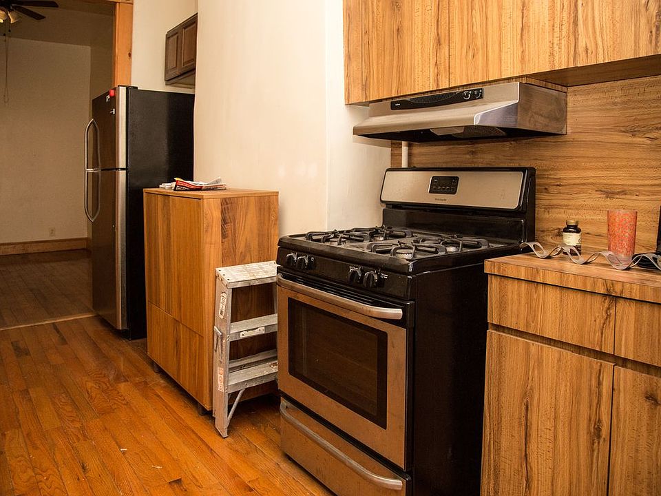 2nd image of 173 Stanhope St APT 1L