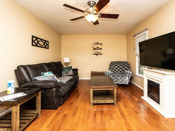 4th image of 8274 Fieldshire Dr