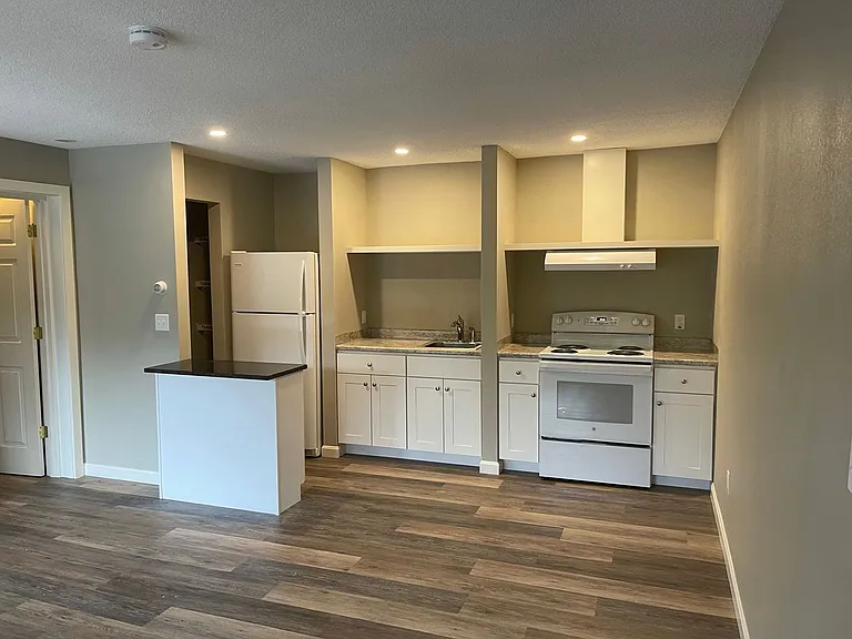 5819 Woodstock Rd — Photo 3