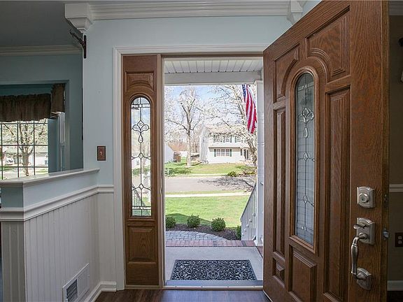 3rd image of 30 Karen Ct