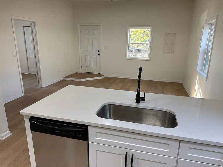 308 N 8th St — Photo 10