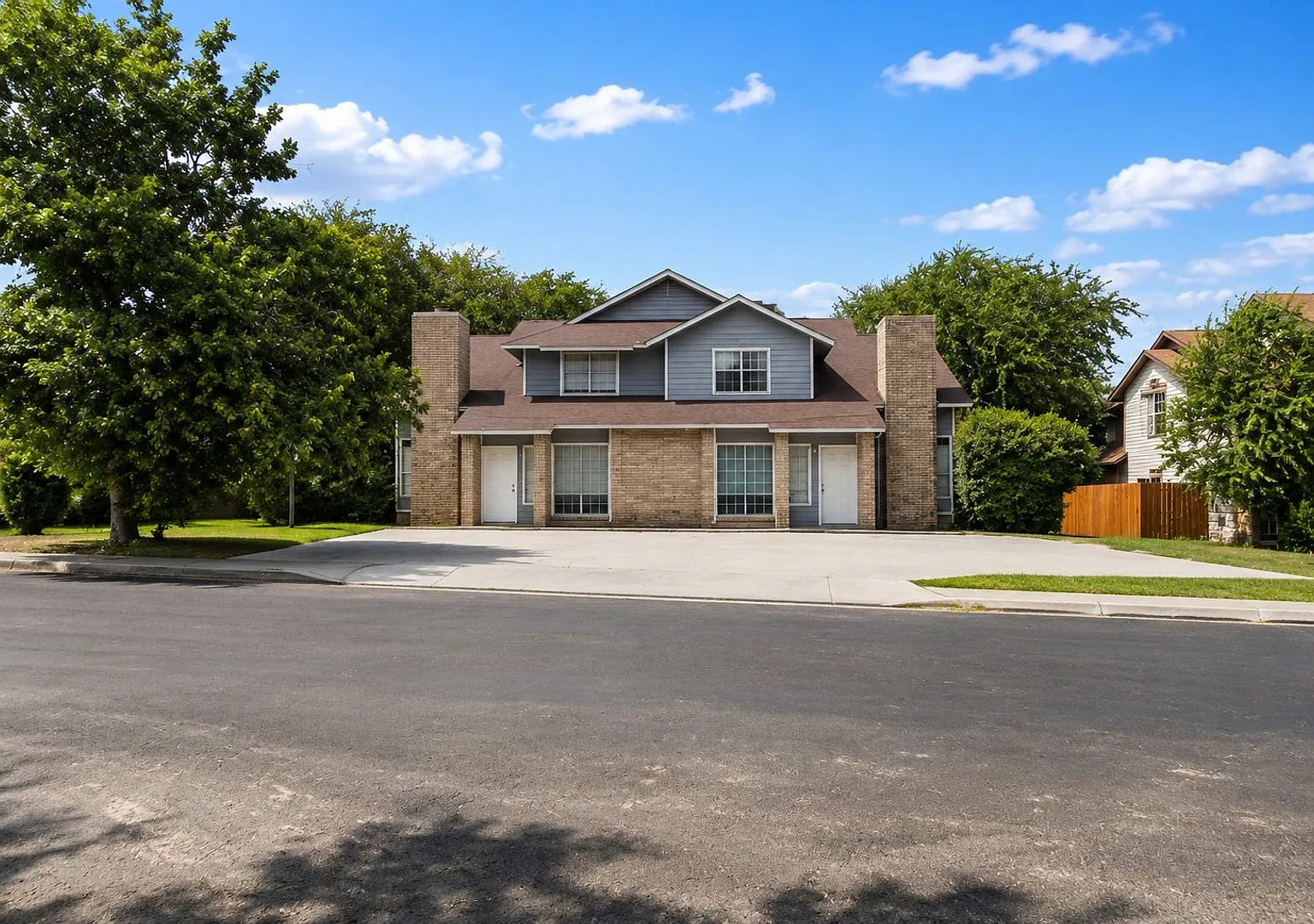 Spacious 3-Bedroom Fourplex with Private Backyard Water & Lawn Service Included — Photo 3