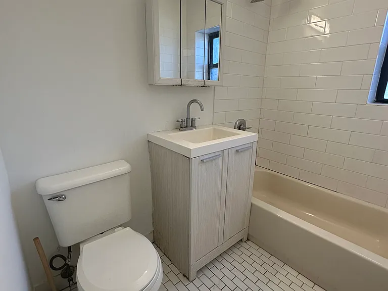 E Curtis St — Photo 17