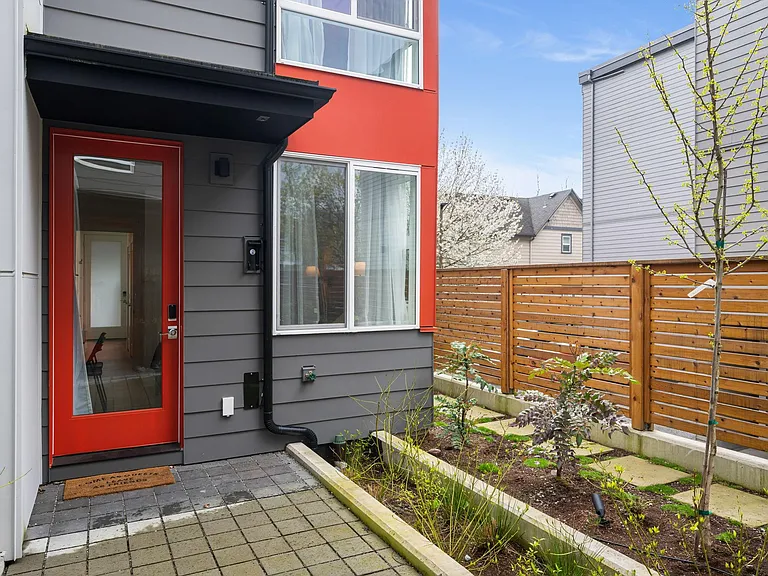 1427 E Howell St — Photo 7