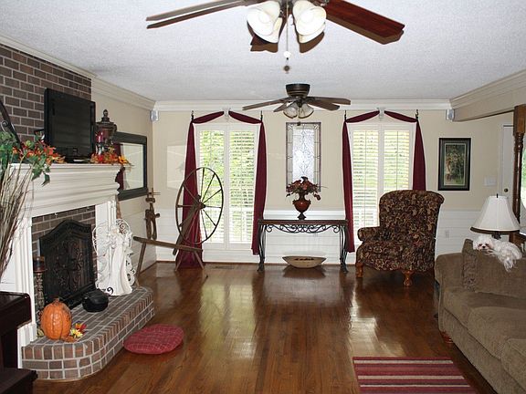 Living room w fireplace, hardwood