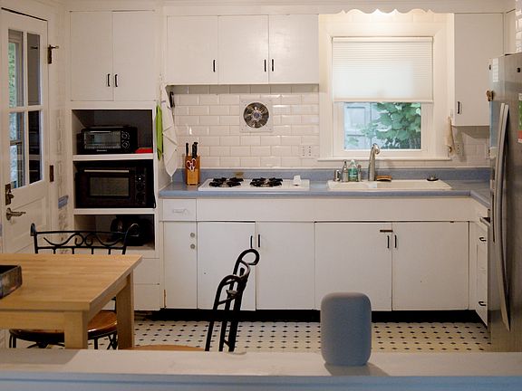 4th image of 44 Hemman St