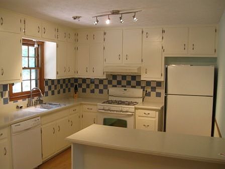 Large eat in kitchen with breakfast bar