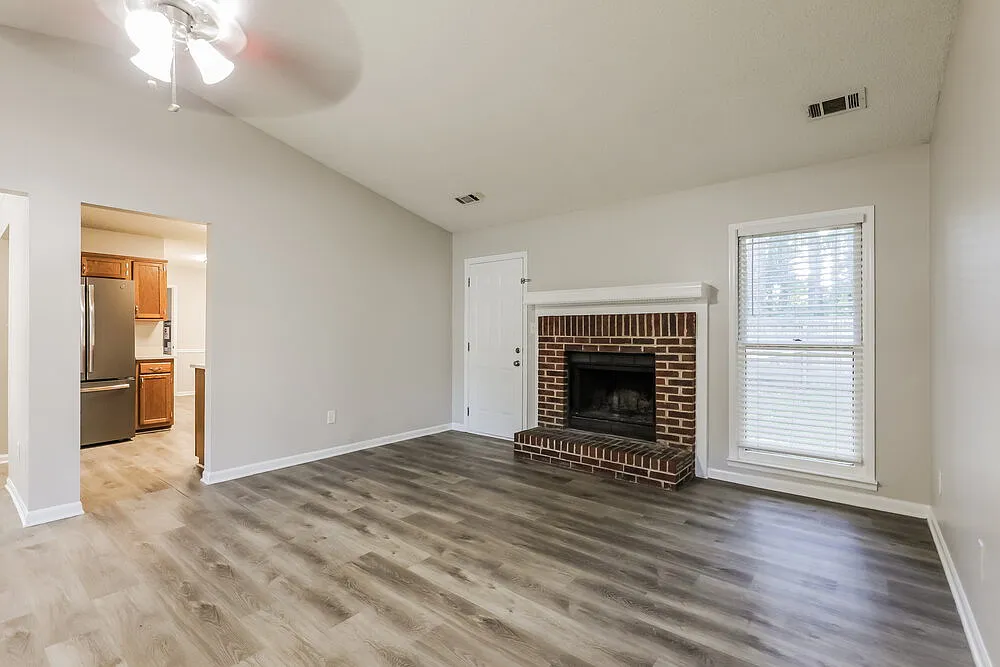 3 bed, 2.0 bath, 1504 sqft, $1,755 — Photo 4