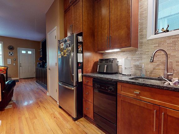 4th image of 1423 W Melrose St #1