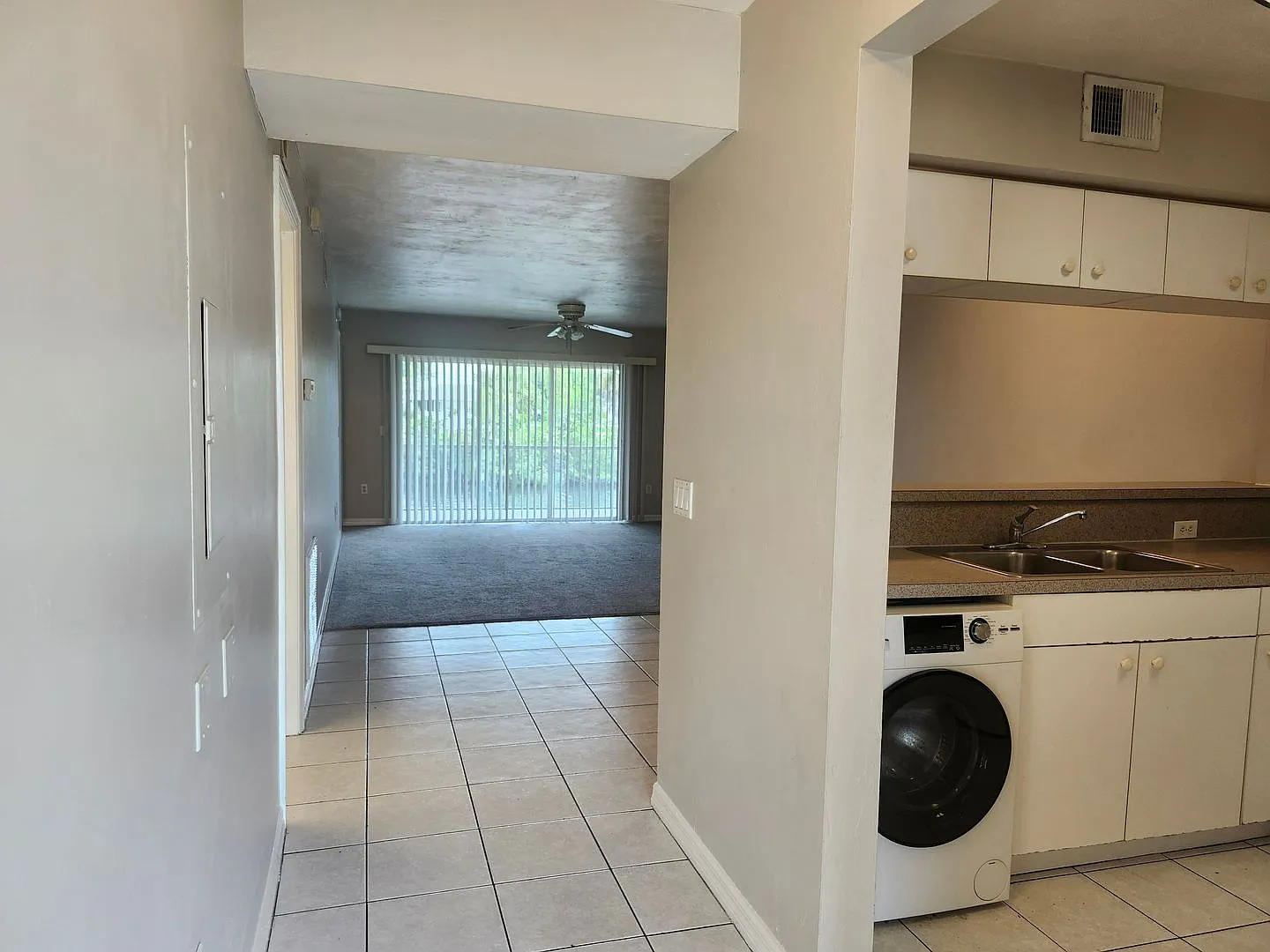 Adorable Gulf access, waterfront, 2 bedrooms, 2 baths unit with a pool. — Photo 3