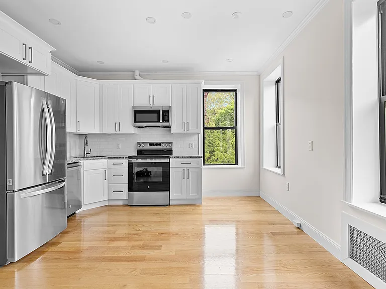 206 7th Ave #4 — Photo 4