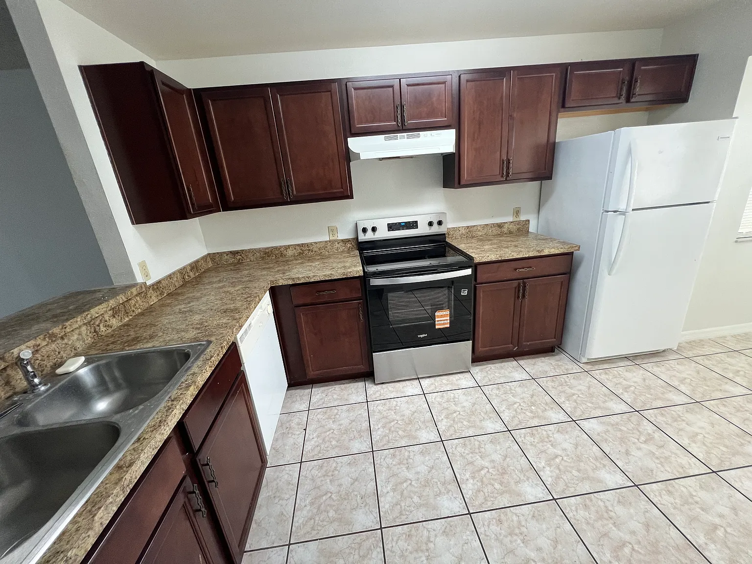 3 bed, 1381 sqft, $1,995 — Photo 2