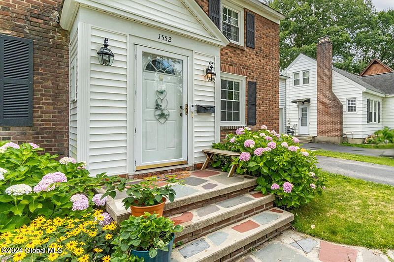 3rd image of 1552 Myron Street