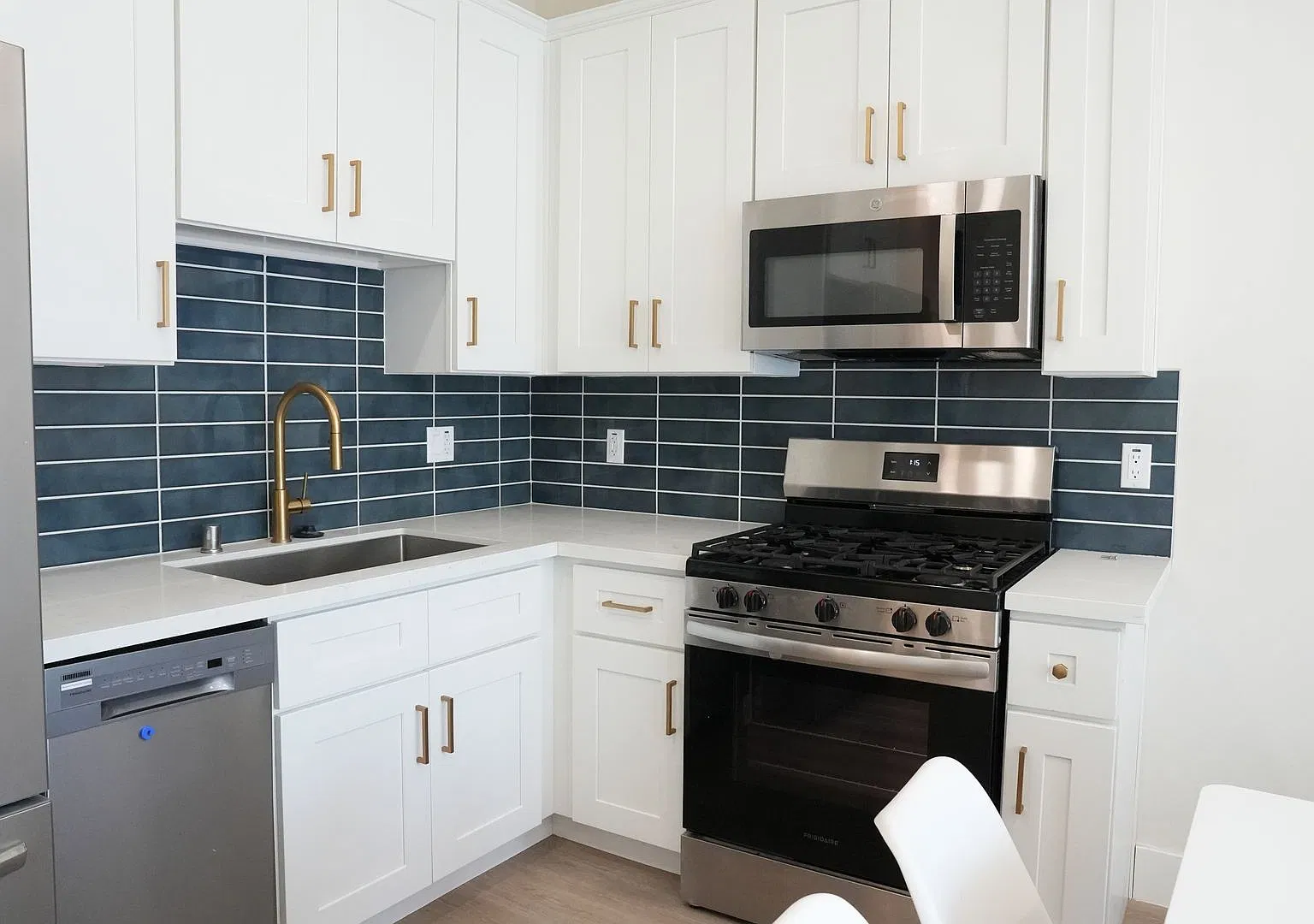 The Lyra Victorian Home on Menlo Avenue! — Photo 2
