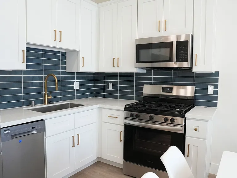 2712 Menlo Ave — Photo 2