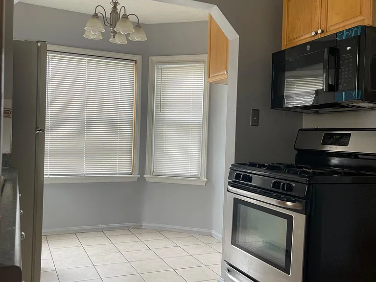 2635 Queen St — Photo 10