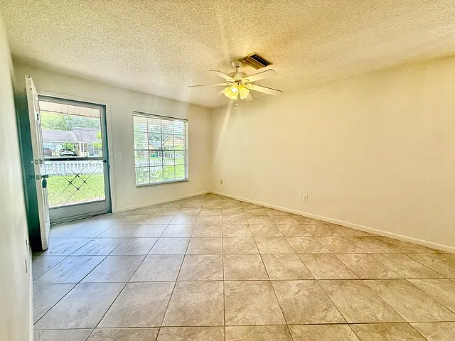 223 N Adelle Ave — Photo 4