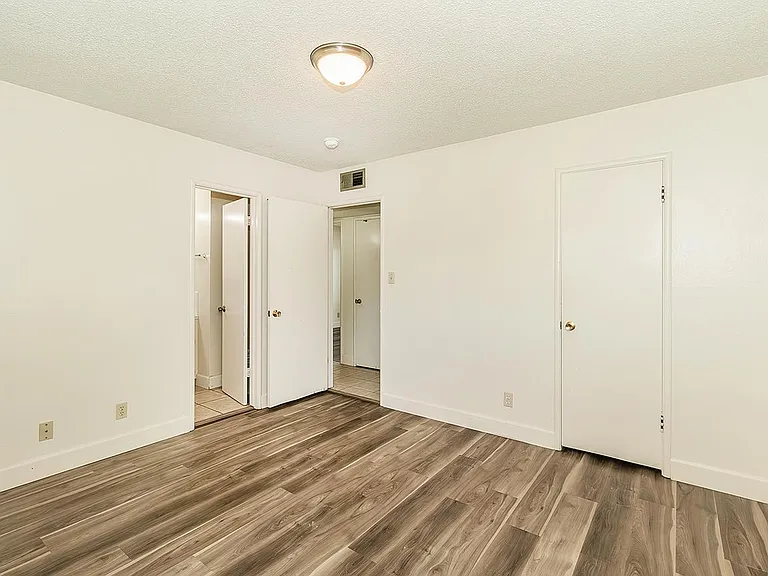 4411 N Winery Ave — Photo 2