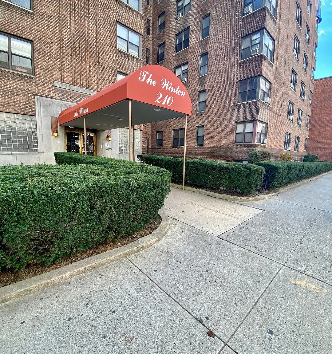 256 Martine Ave — Photo 1