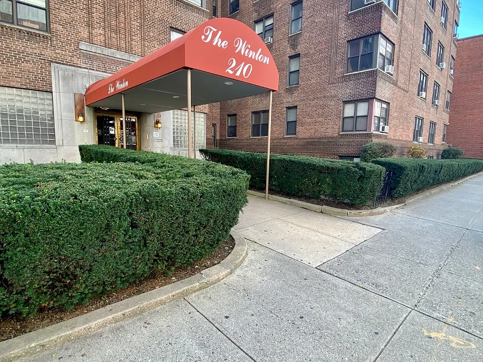 256 Martine Ave #6M