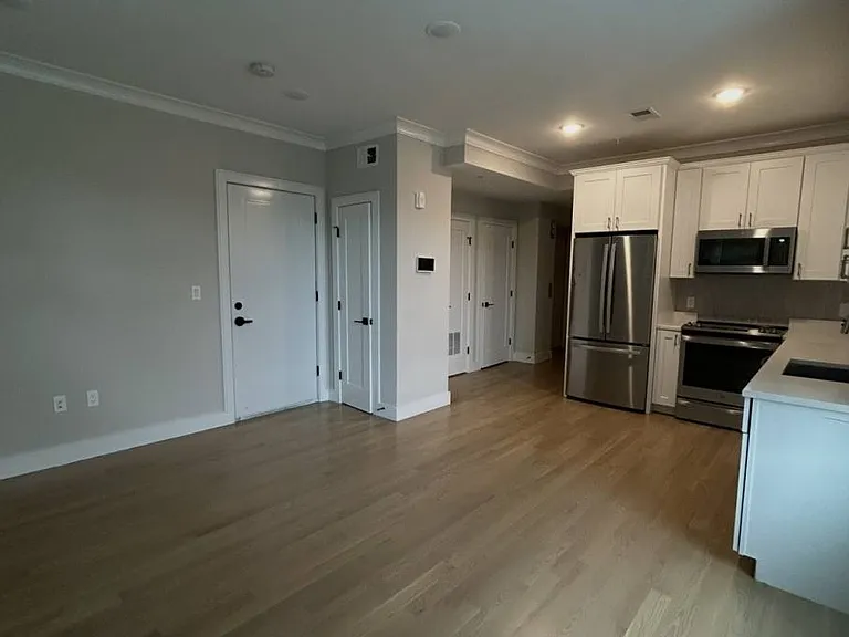 104-106 Warren St #1 — Photo 2