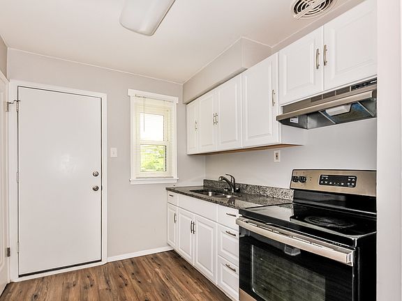 3rd image of 7425 Greenport Dr
