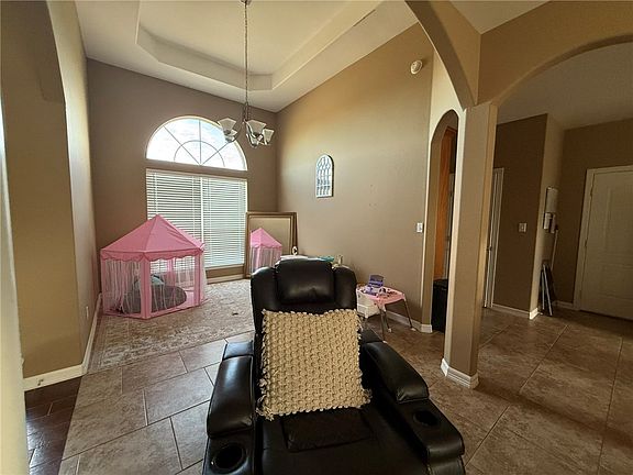 5th image of 137 Lakeview Trce