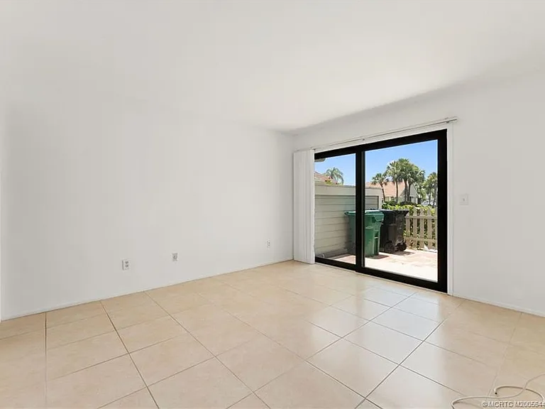 1496 SE Colchester Cir — Photo 5