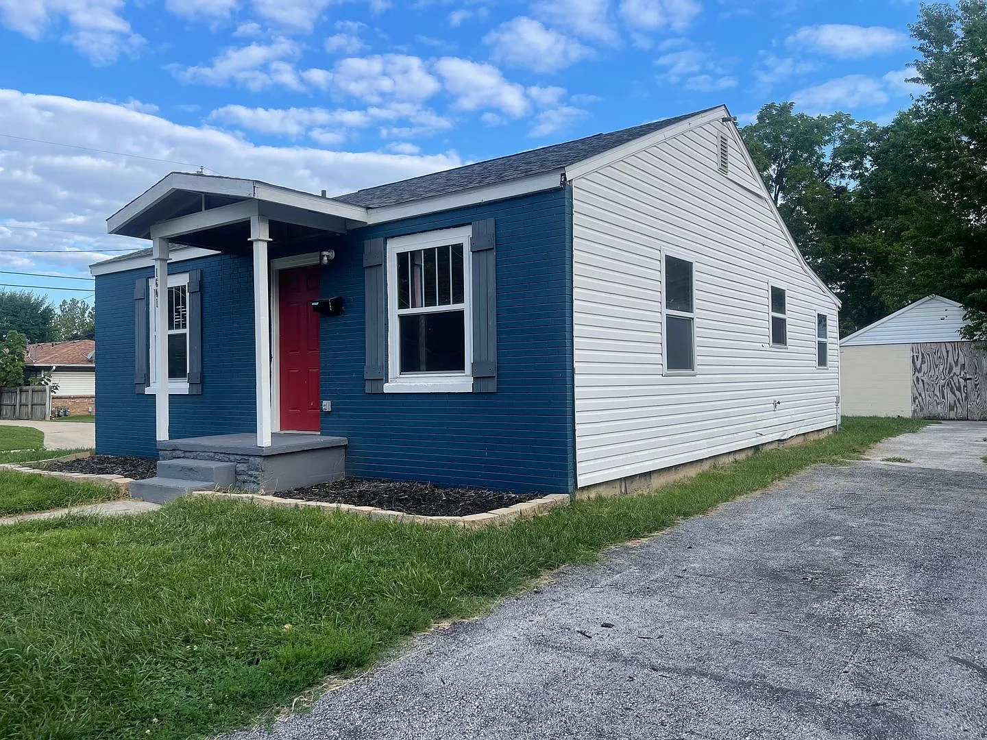Oh my Say hello to this adorable bungalow located just minutes from downtown. — Photo 3
