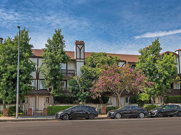 3rd image of 11542 Burbank Blvd Unit 2