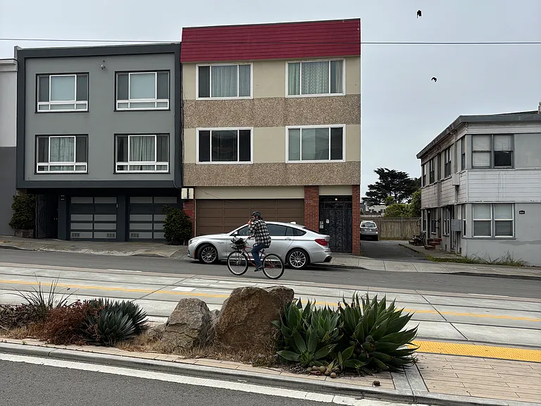 2915 Taraval St — Photo 1